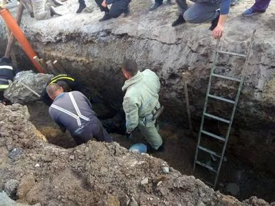 Через обвал ґрунту під завалами опинилися двоє ремонтників на Дніпропетровщині