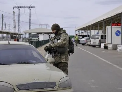 На Донбассе в очередях на КПВВ застряли 180 автомобилей