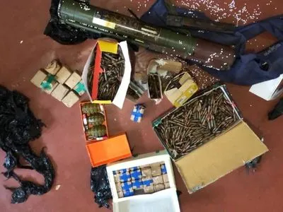 У Києві затримали чоловіка з арсеналом зброї з ООС