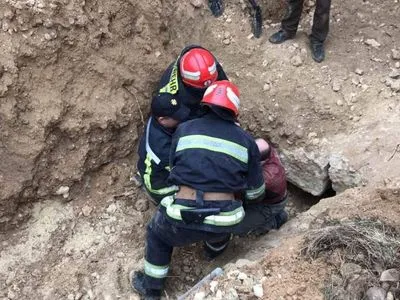 В Черновицкой области мужчину засыпало в песчаном карьере