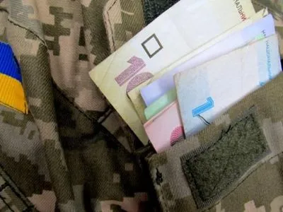 Половина расходов на армию идет на зарплаты военным