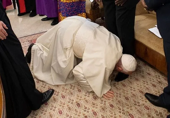 Папа Франциск поцілував ноги лідерам Південного Судану заради збереження миру