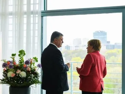 Порошенко та Меркель підтримали великоднє припинення вогню на Донбасі
