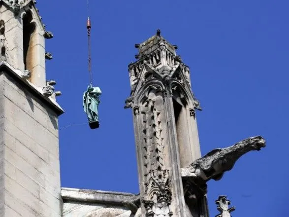 Статуи с собора Парижской Богоматери подняли в небо