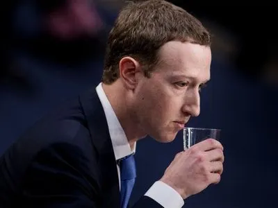Акционеры Facebook потребовали убрать Цукерберга с поста главы правления