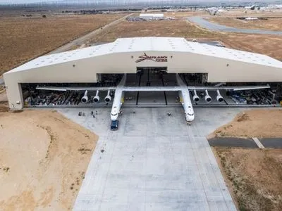 Опубліковано відео першого польоту нового найбільшого літака у світі