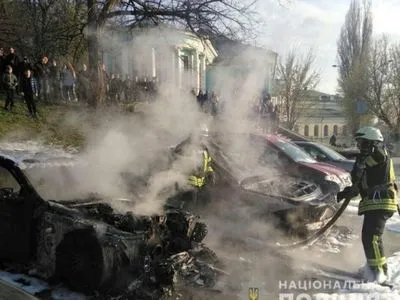 Поліція розшукує чоловіка, який причетний до підпалу автівок у центрі Києва