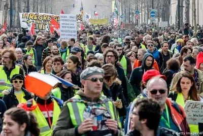 Во Франции началась новая волна протестов "желтых жилетов"