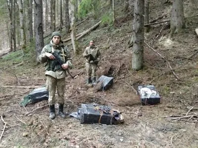 На Закарпатье пограничники с выстрелами останавливали контрабандистов-беглецов