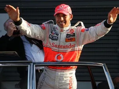 Пилот Хэмилтон стал победителем тысячной гонки "Формулы-1"