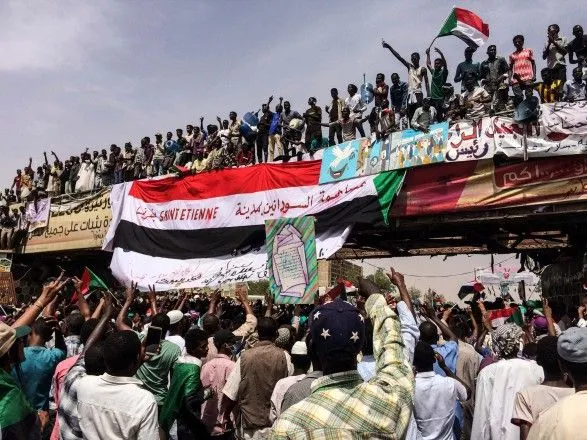 Переворот у Судані: військові пообіцяли не розганяти акції протесту