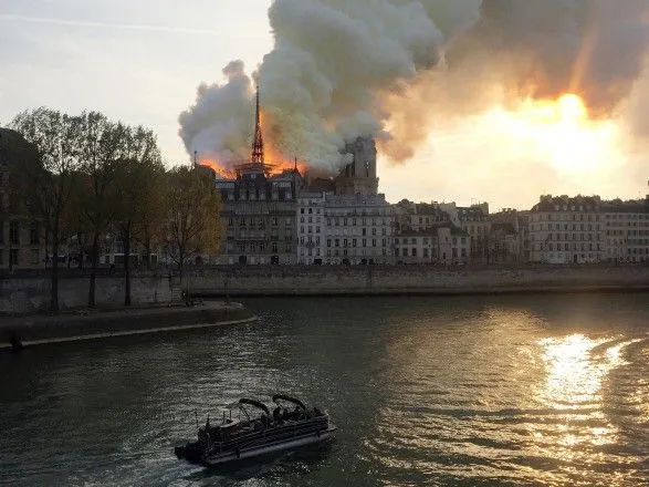 Ватикан: ми шоковані пожежею в соборі Паризької Богоматері