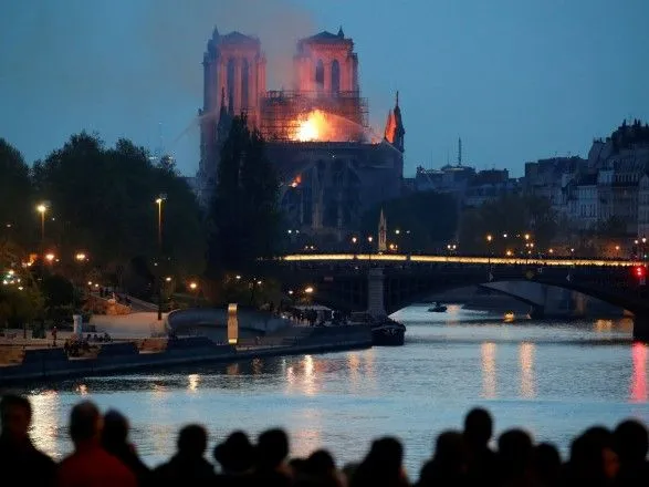 Огонь перекинулся на башню собора Парижской Богоматери - СМИ