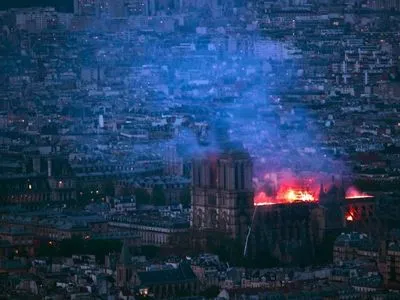МВД Франции: собор, возможно, не спасти, продолжается эвакуация, Сена - закрытая для навигации