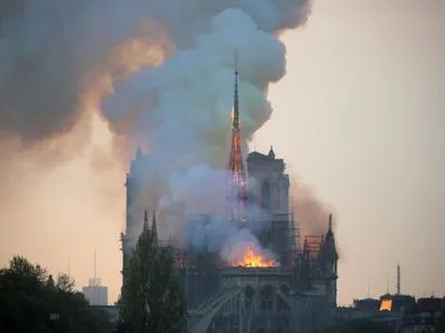 В горящего собора Парижской Богоматери упал шпиль