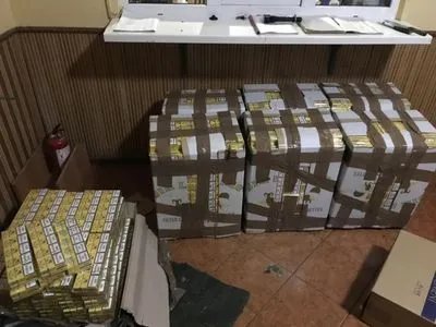 З України до Румунії намагались переправити 50 ящиків контрабандних цигарок