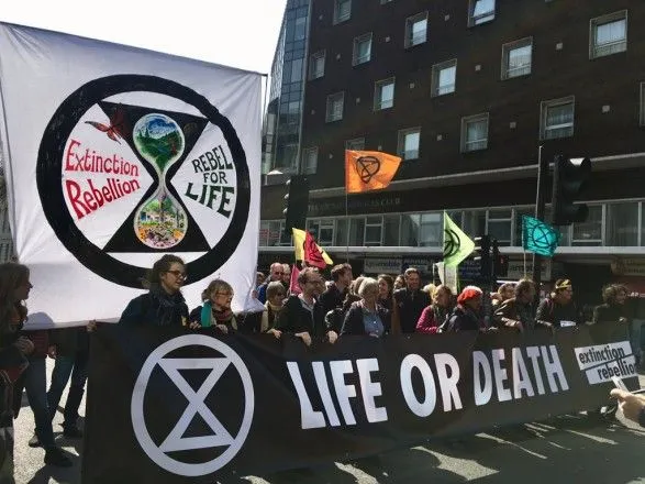 Экологические активисты перекрыли движение в Лондоне