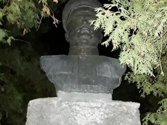 На Черніговщині націоналісти знесли пам'ятник генералу Ватутіну