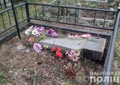 Четверо малолітніх напідпитку влаштували погром на кладовищі