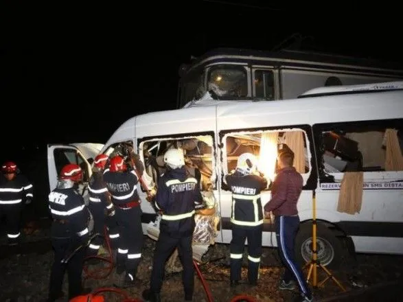 В Румынии микроавтобус столкнулся с поездом