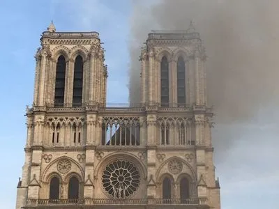 Пожар в Нотр-Даме полностью не погашена - МВД Франции