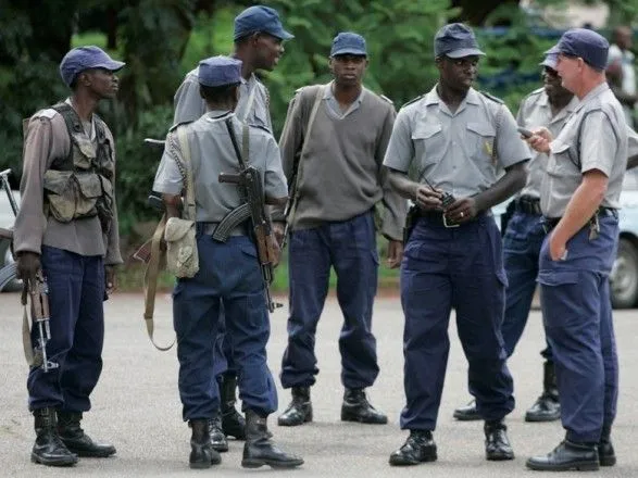 Грузовик врезался в толпу в Зимбабве, погибло 13 человек