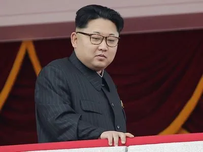 Ким Чен Ын посетил мавзолей отца в Пхеньяне, где почтил его память
