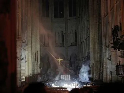 Алтарь и алтарный крест Нотр-Дама были спасены - мэр Парижа