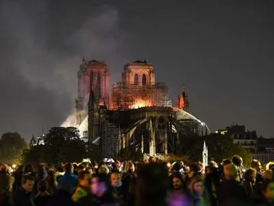 Французское издание опубликовало видео пожара внутри собора Нотр-Дам-де-Пари