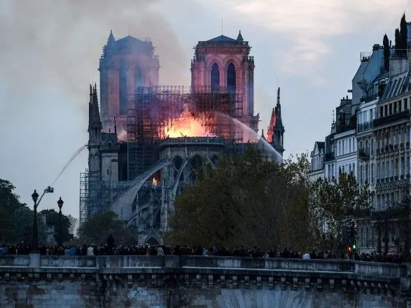 Конструкции и башни собора Парижской Богоматери спасены - спасатели