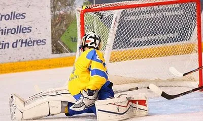 Сборная Украины пропустила 13 шайб в игре юниорского ЧМ по хоккею