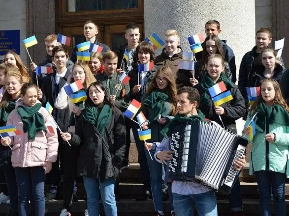 Украинцы акцией поддержали парижан после пожара в Нотр-даме