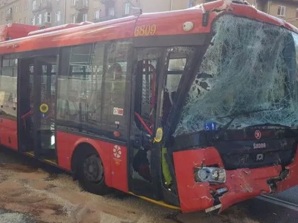 В Братиславе автобус врезался в троллейбус: 13 пострадавших