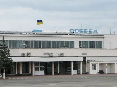 Из аэропорта Одессы эвакуируют людей из-за угрозы взрыва