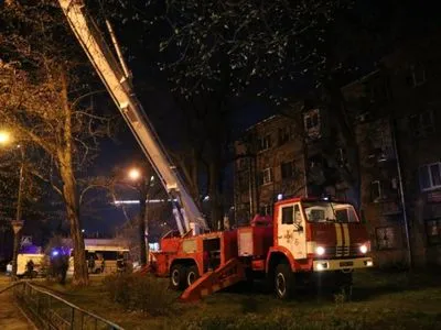 У Києві посеред ночі загорівся дах житлової багатоповерхівки