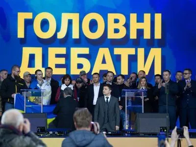 Порошенко та Зеленський стали на коліна під час дебатів
