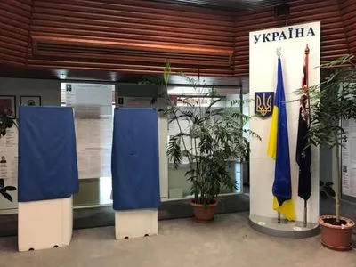 За кордоном почалося голосування у другому турі виборів Президента України