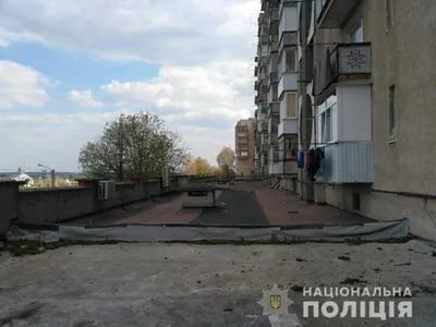 На даху багатоповерхівки у Чернівецькій області знайшли труп