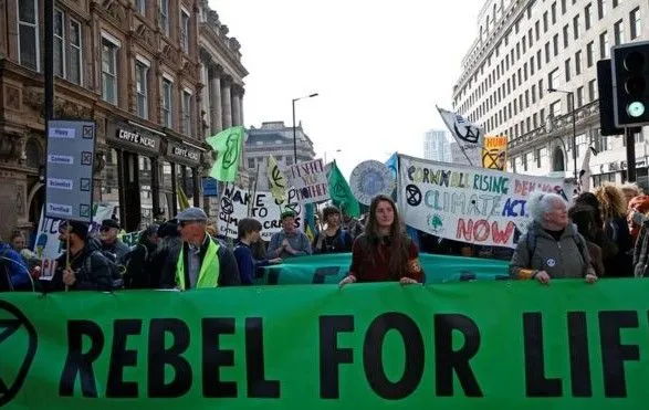 u-londoni-zatrimali-vzhe-ponad-750-ekologichnikh-aktivistiv