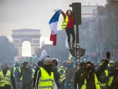 У Парижі затримали вже понад 200 "жовтих жилетів"