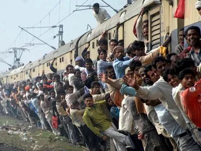Щонайменше 13 людей постраждали в Індії при сходженні поїзда з рейок
