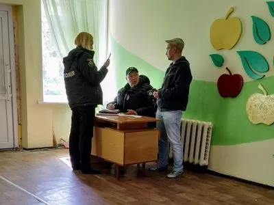 На Дніпропетровщині виборець з бюлетенем ходив між дільницями