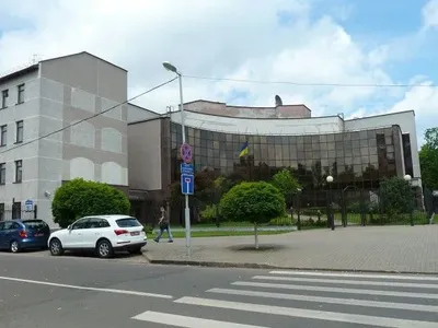 Перед посольством України у Мінську байкери розгорнули прапор УРСР