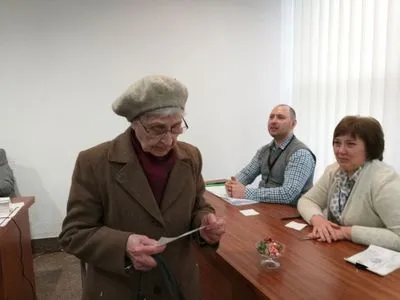В Минске на выборах Президента Украины проголосовал самый старший зарегистрированный избиратель