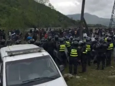 В Грузии около 30 человек пострадали в протестах против строительства ГЭС