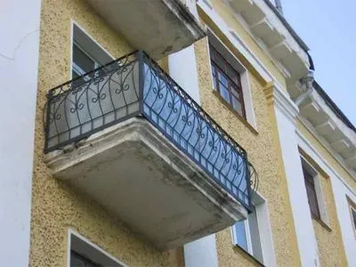 В Одессе женщина выпала с балкона и застряла у соседей