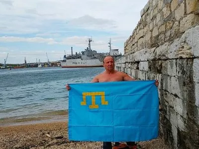 Крымский пловец совершил заплыв в память о репрессиях крымских татар