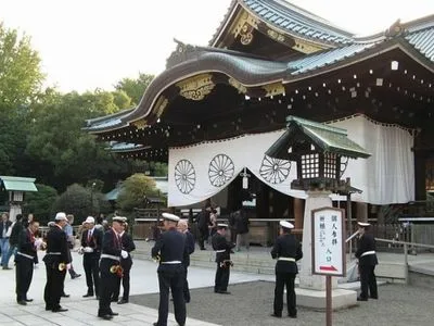 Абэ направил подношение в храм, который считают символом милитаризма
