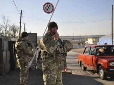 В очередях на КПВВ на Донбассе застряли 160 автомобилей