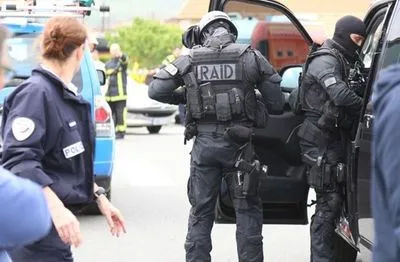 У Франції чоловік з пострілами захопив заручників